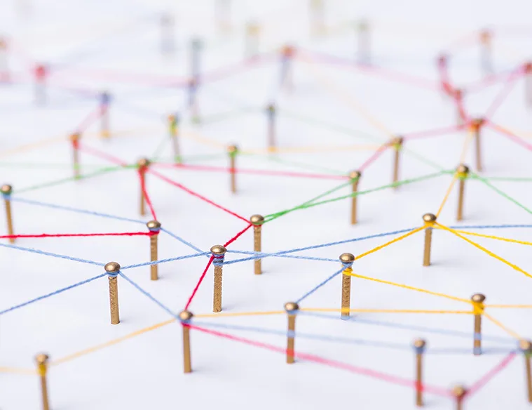 Rappresentazione di un network con spilli e fili colorati
