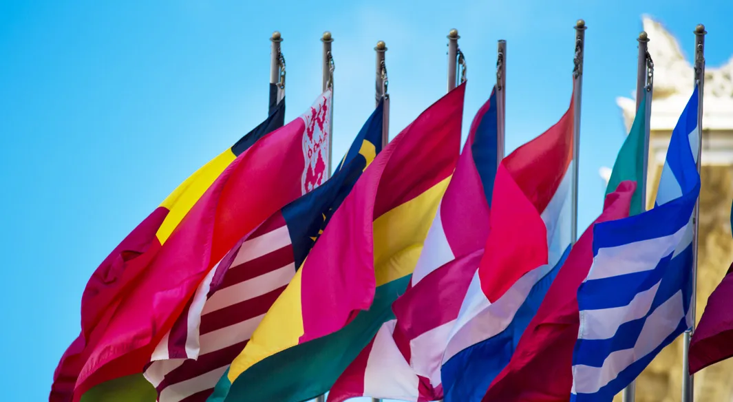 Bandiere internazionali che sventolano al vento