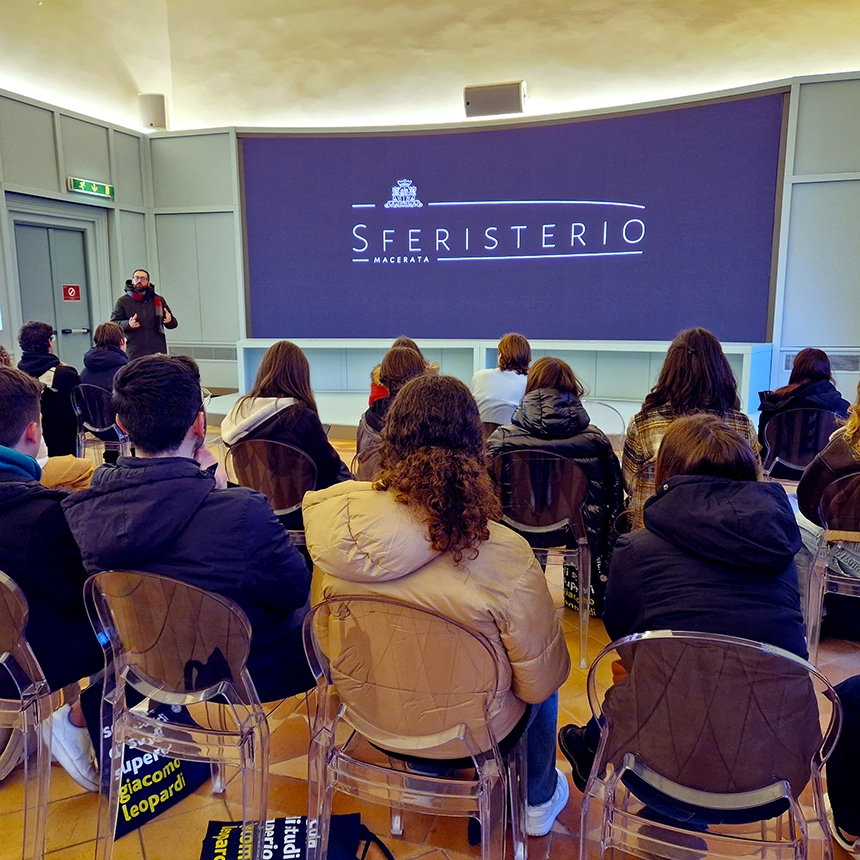 Studenti seduti di spalle assistono a un presentazione video dello Sferisterio di Macerata