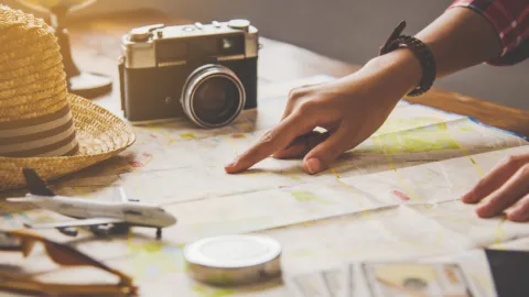 viaggiatrice cerca il percorso sulla mappa