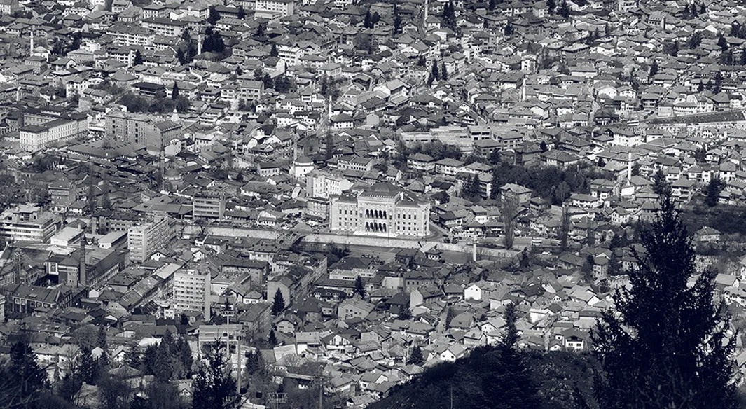 Veduta aerea di Sarajevo con la biblioteca al centro