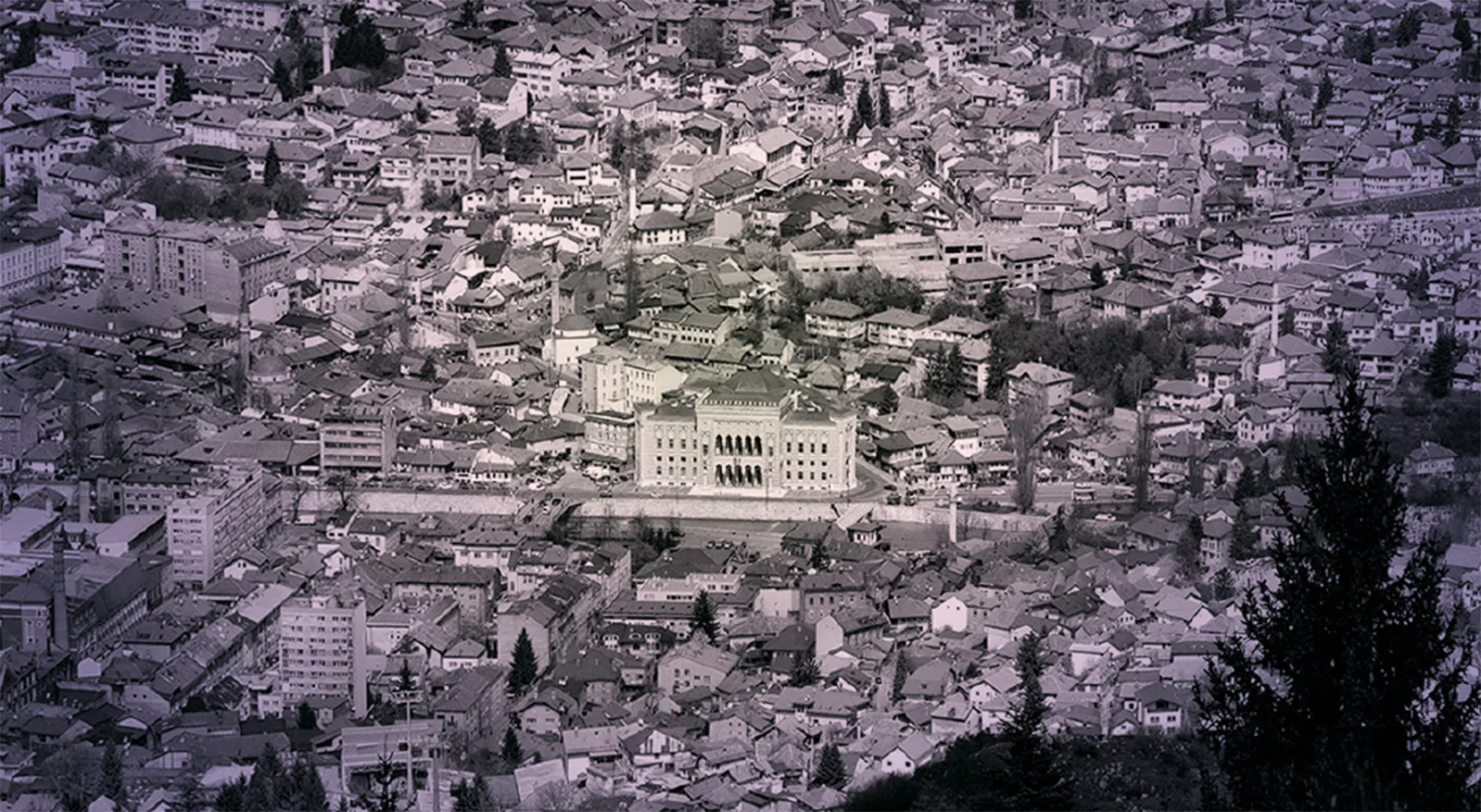 Veduta aerea di Sarajevo con la biblioteca al centro