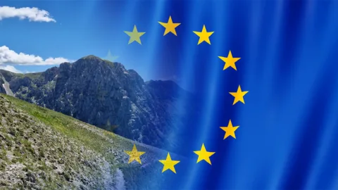 Paesaggio dei Monti Sibillini con, sovrapposta per metà, la bandiera europea