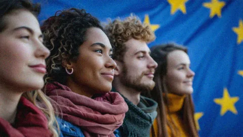 4 giovani con bandiera dell'Europa sullo sfondo