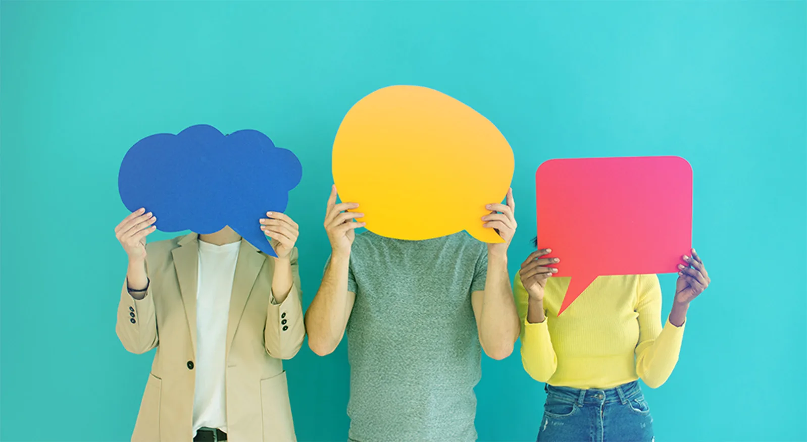 3 giovani si coprono il volto reggendo fumetti di carta colorata