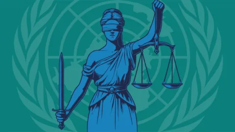 Simbolo della giustizia (donna bendata con spada e bilancia) con sfondo logo delle Nazioni Unite