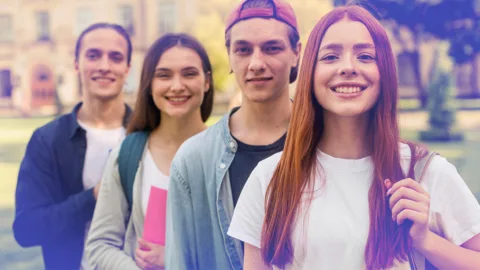 Gruppo di studenti sorridenti