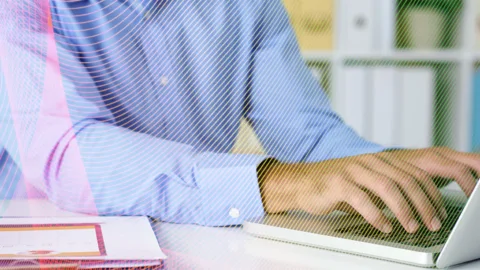 persona alla scrivania che scrive alla tastiera del portatile