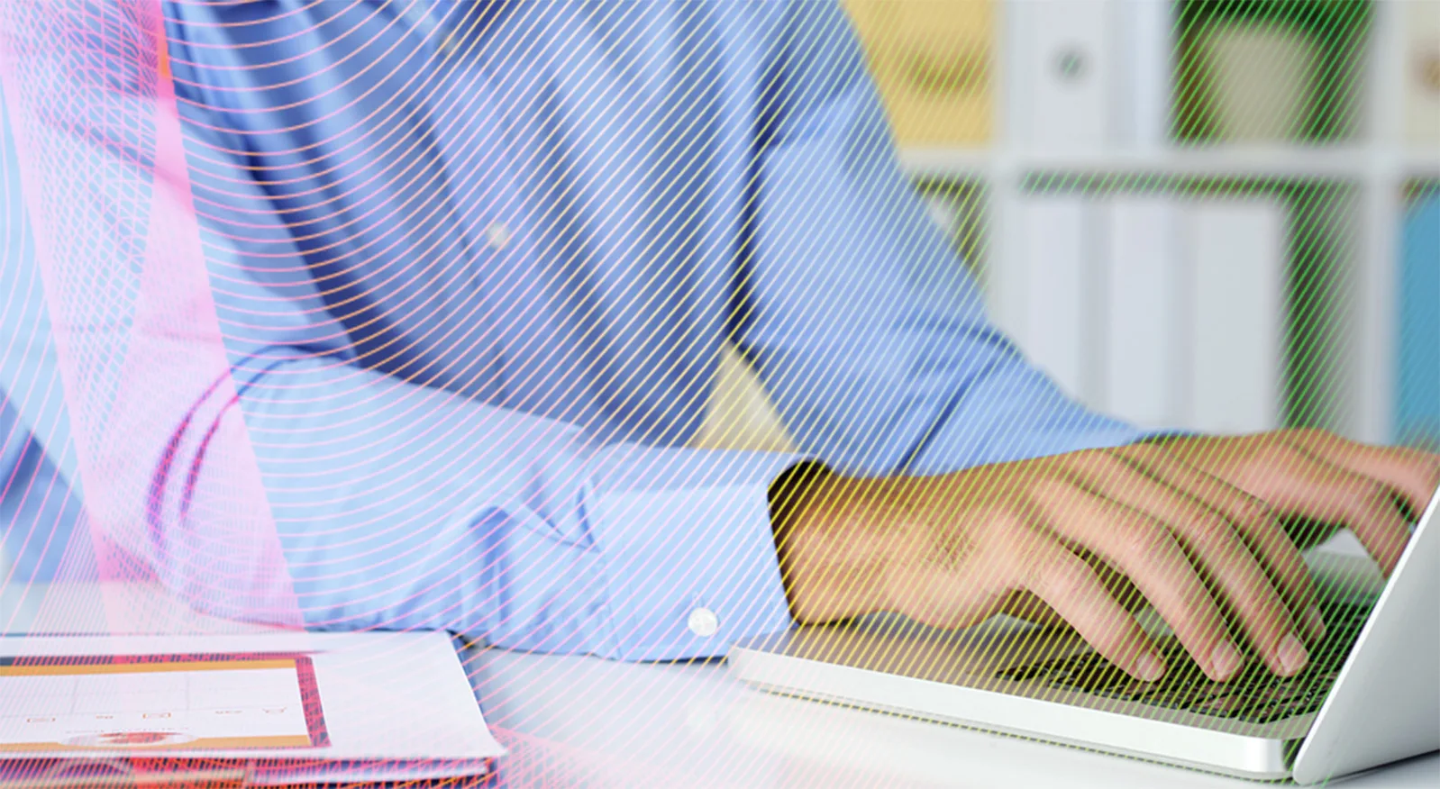 persona alla scrivania che scrive alla tastiera del portatile