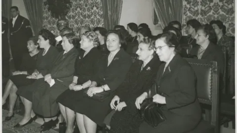 immagine storica, che ritrae un gruppo di donne - alcune "madri costituenti" - alle celebrazioni del ventesimo anniversario del voto femminile in Italia, avvenuto nel 1965