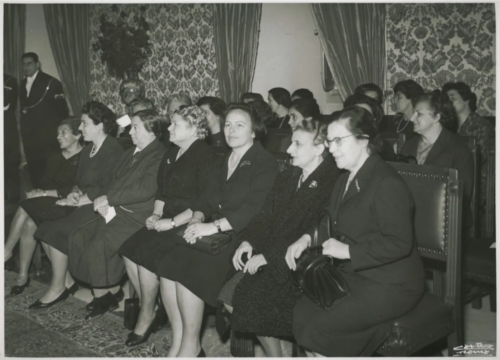 immagine storica, che ritrae un gruppo di donne - alcune "madri costituenti" - alle celebrazioni del ventesimo anniversario del voto femminile in Italia, avvenuto nel 1965