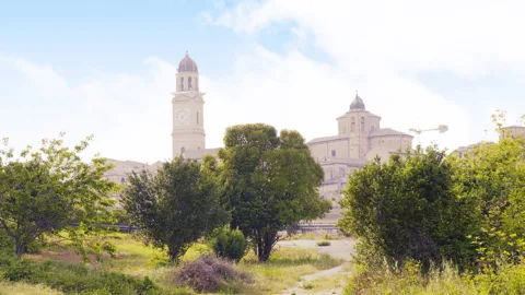 Vista su Macerata con Torre e Duomo da un punto di vista bucolico