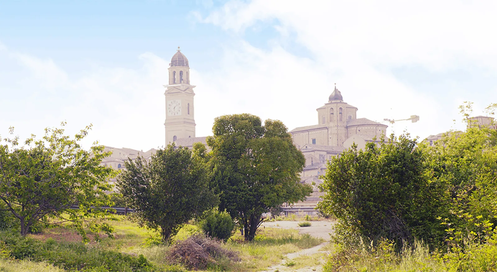 Vista su Macerata con Torre e Duomo da un punto di vista bucolico